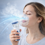 Donna che effettua un'inalazione con il nebulizzatore